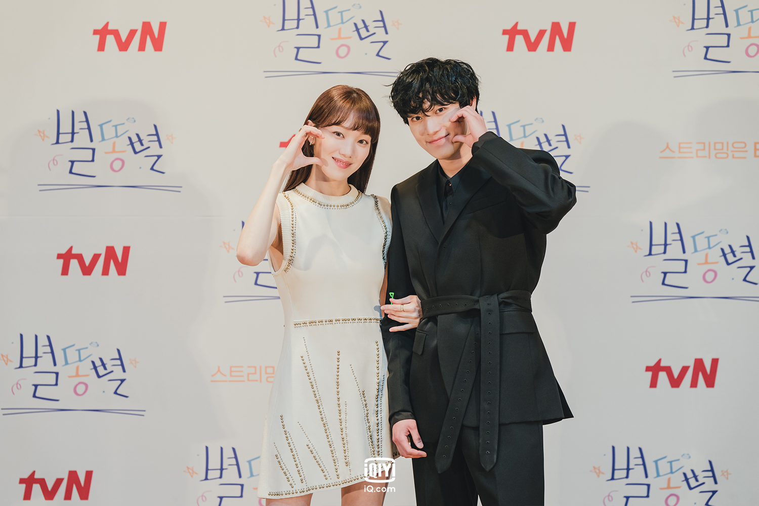 李聖經與金永大在《Shooting Stars流星》飾演宣傳組長與頂級藝人,兩人吵吵鬧鬧產生愛的火花。(愛奇藝國際站提供)