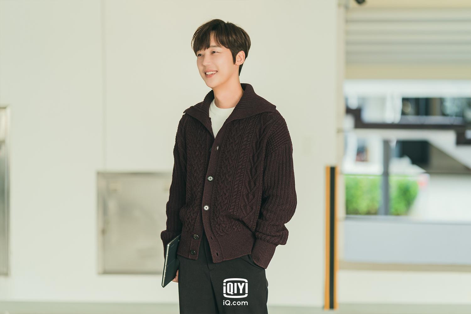  尹鐘焄在《Penthouse上流戰爭》是金永大的「岳父」，這次再度合作，兩人都非常開心。（愛奇藝國際站提供）