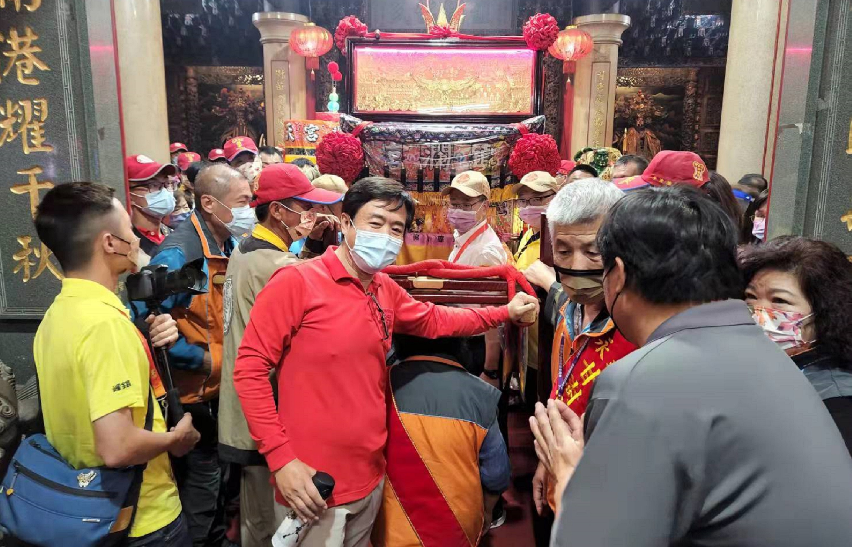 檢場開心人生首次參加媽祖遶境活動。（艾迪昇傳播提供）