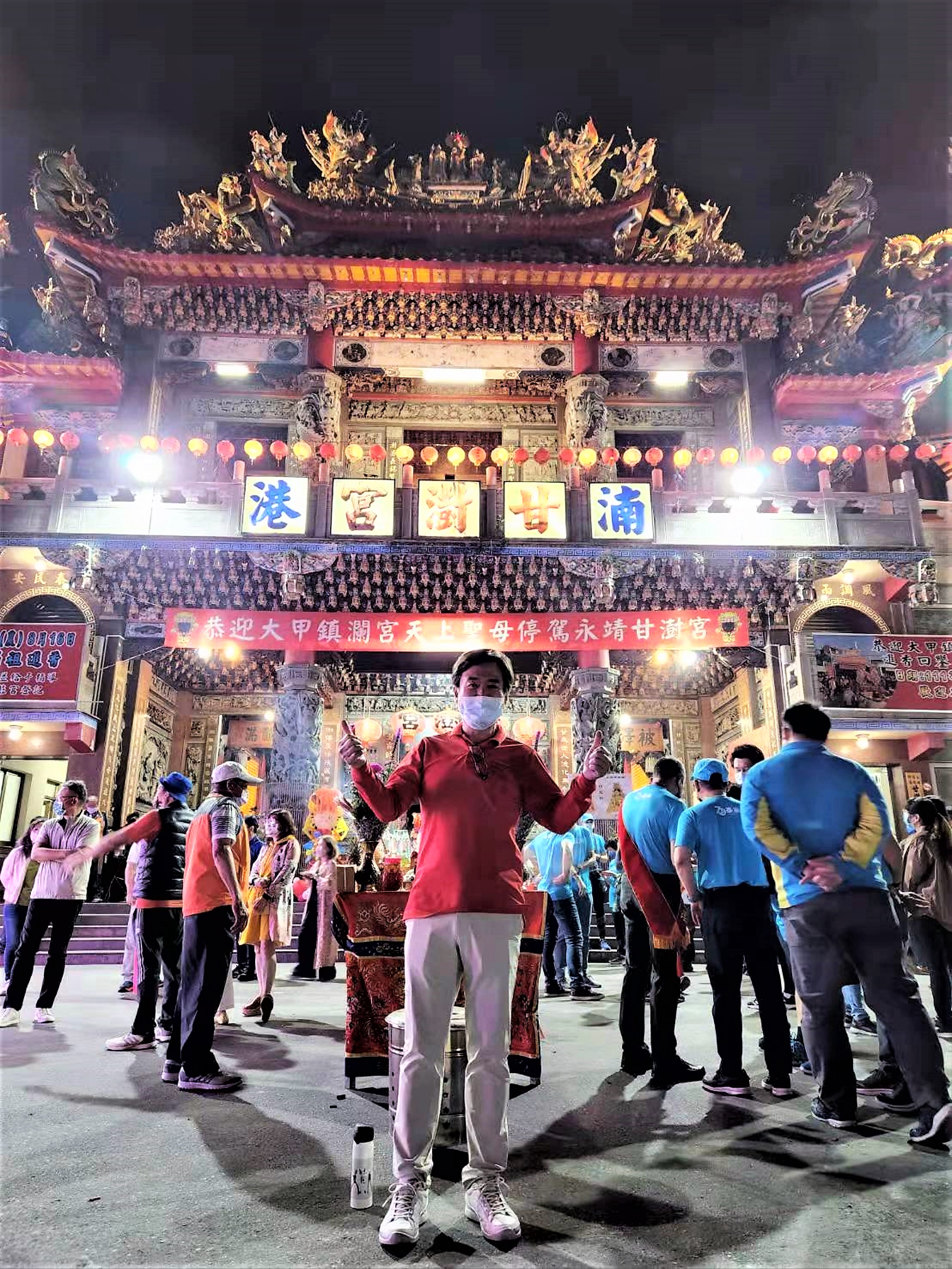 檢場凌晨1點就在甘澍宮準備。（艾迪昇傳播提供）