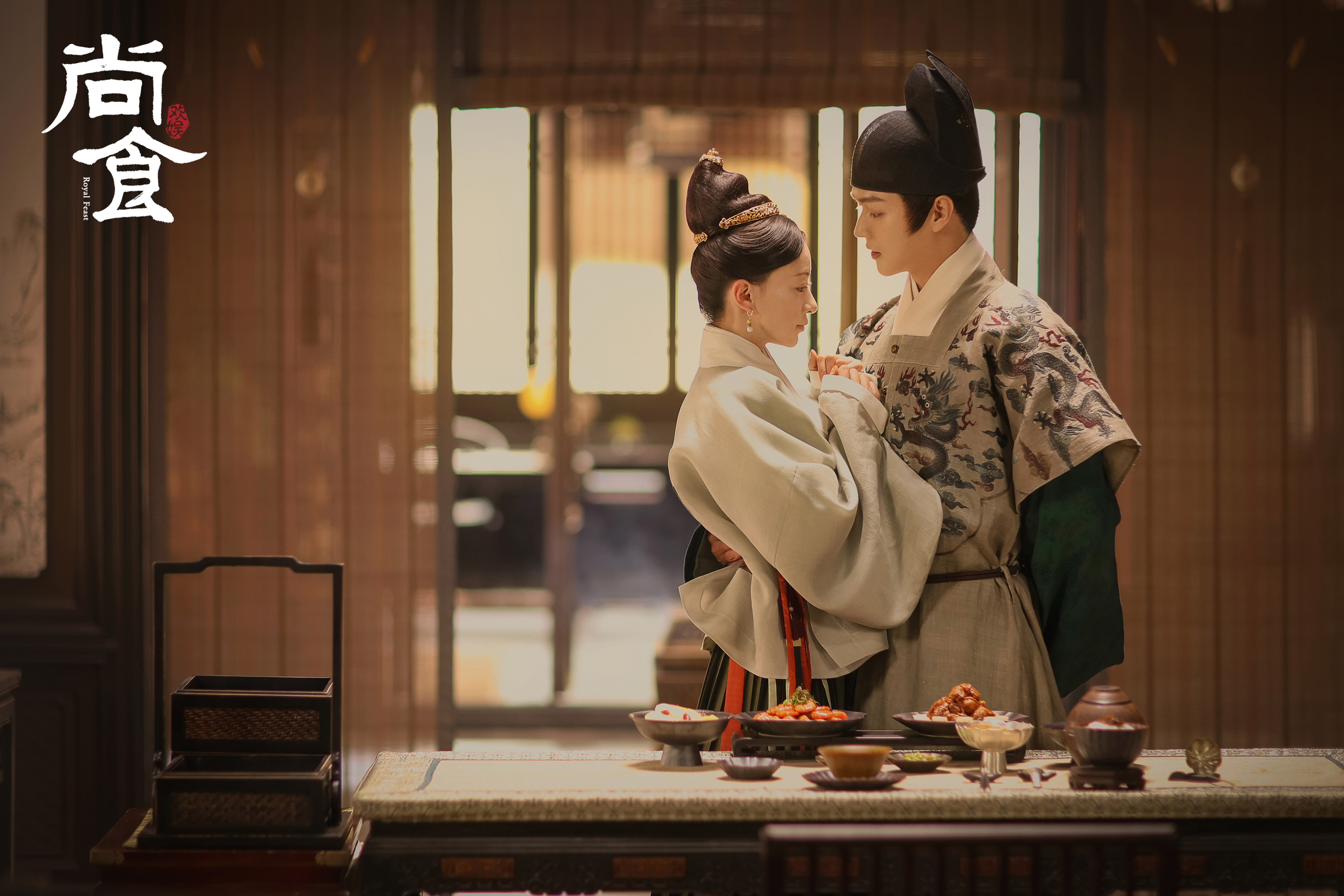 《尚食》中許凱(右)霸氣摟腰吳謹言並深情對視。(MyVideo提供)