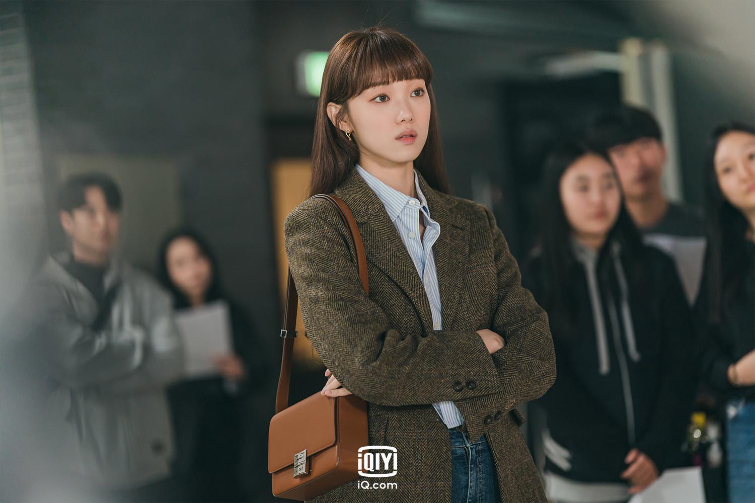 李聖經在新劇《Shooting Stars流星》飾演經紀公司宣傳組組長一角，她透露故事幾乎真實呈現演藝圈的狀況。（愛奇藝國際站提供）