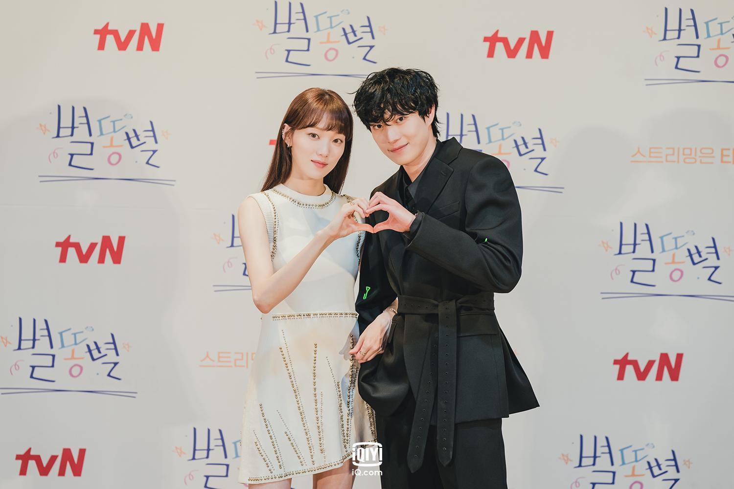 李聖經（左）與金永大搭檔演出新劇《Shooting Stars流星》，記者會上合體比愛心。（愛奇藝國際站提供）