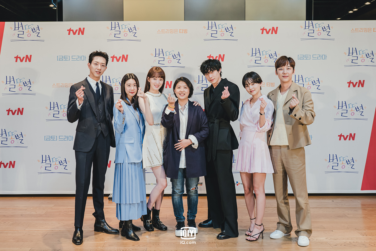 《Shooting Stars流星》導演李秀賢（中）率領演員李正信（左起）、朴素珍、李聖經、導演李秀賢、金永大、金允慧、尹鐘焄出席記者會。（愛奇藝國際站提供）