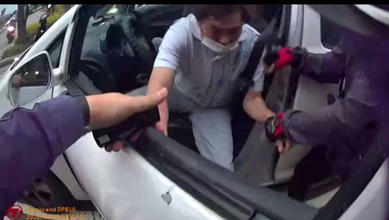 員警破窗將陳姓毒品通緝犯拖下車制伏。(警方提供)
