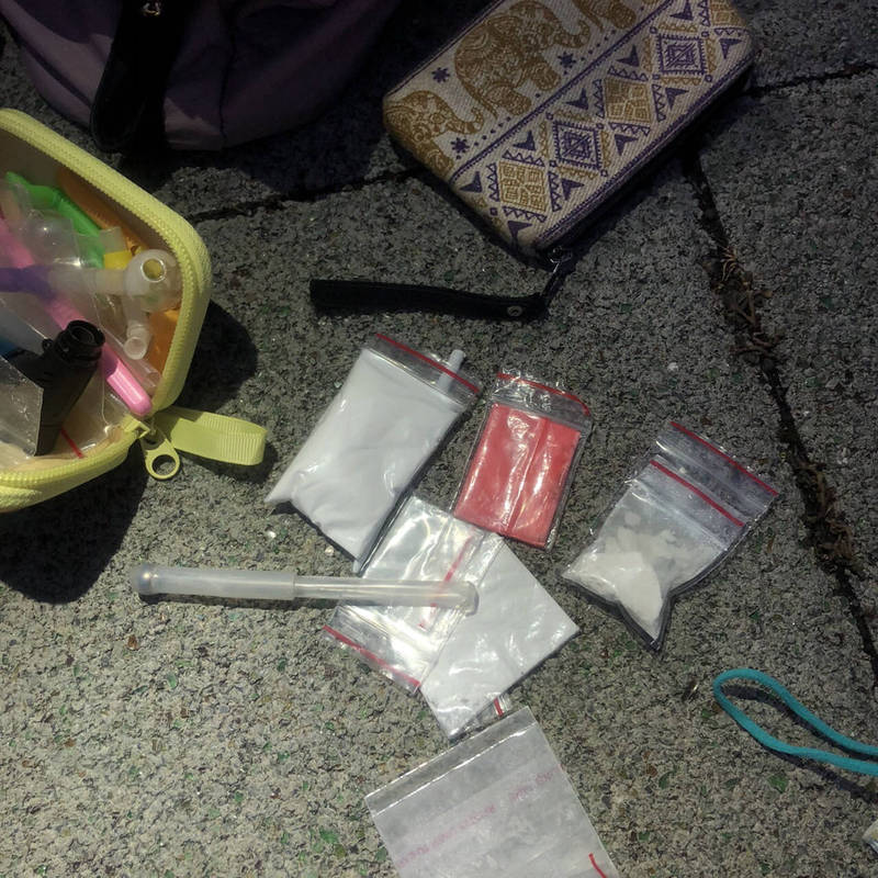 警方在車內起出海洛因毒品及吸食器。(警方提供)