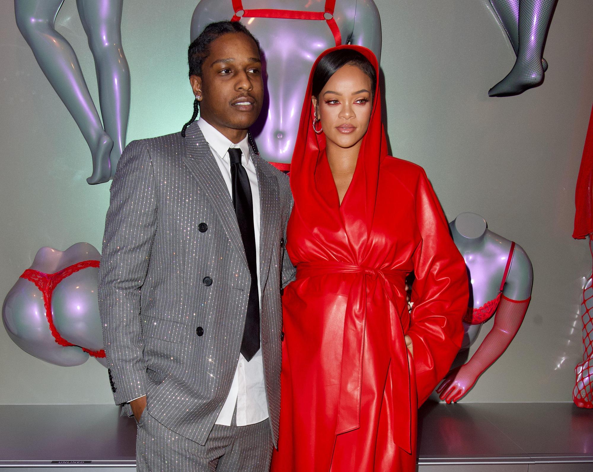 蕾哈娜(右)與男友A$AP Rocky(左),今年2月一起替自己開設的內衣快閃店站台。(東方IC)