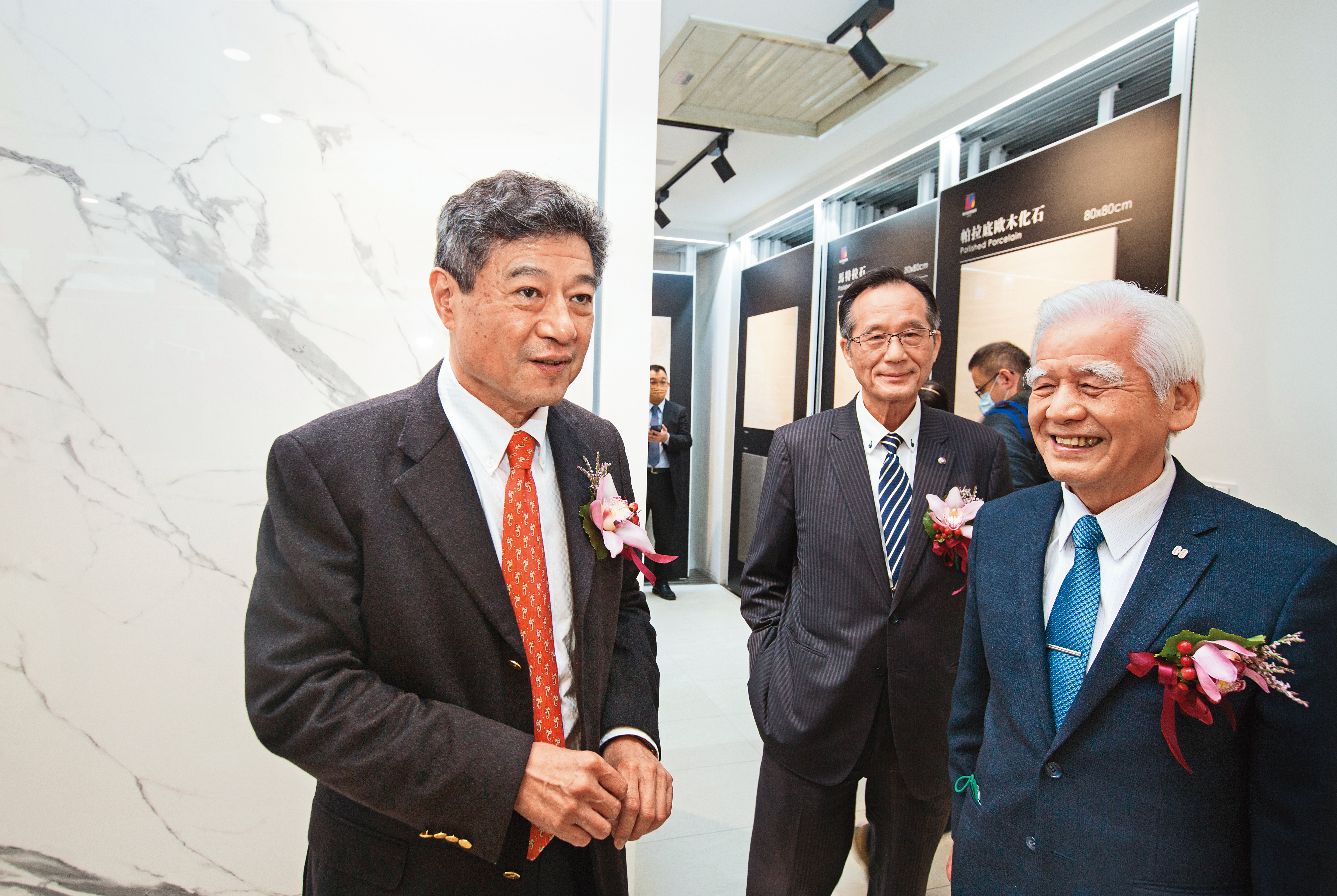 林榮德（左）長期與建商合作，長虹建設董事長李文造（右）、良茂建設董事長陳春銅（中）都是其客戶。