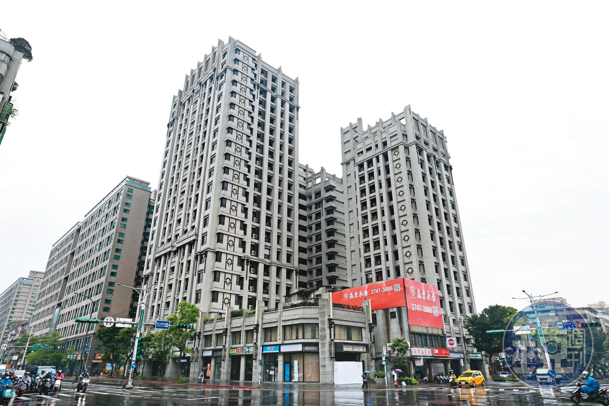 大樓外牆磚是冠軍的主力商品之一,北市信義區的知名建案森業永春,即使用冠軍產品。(董孟航攝)