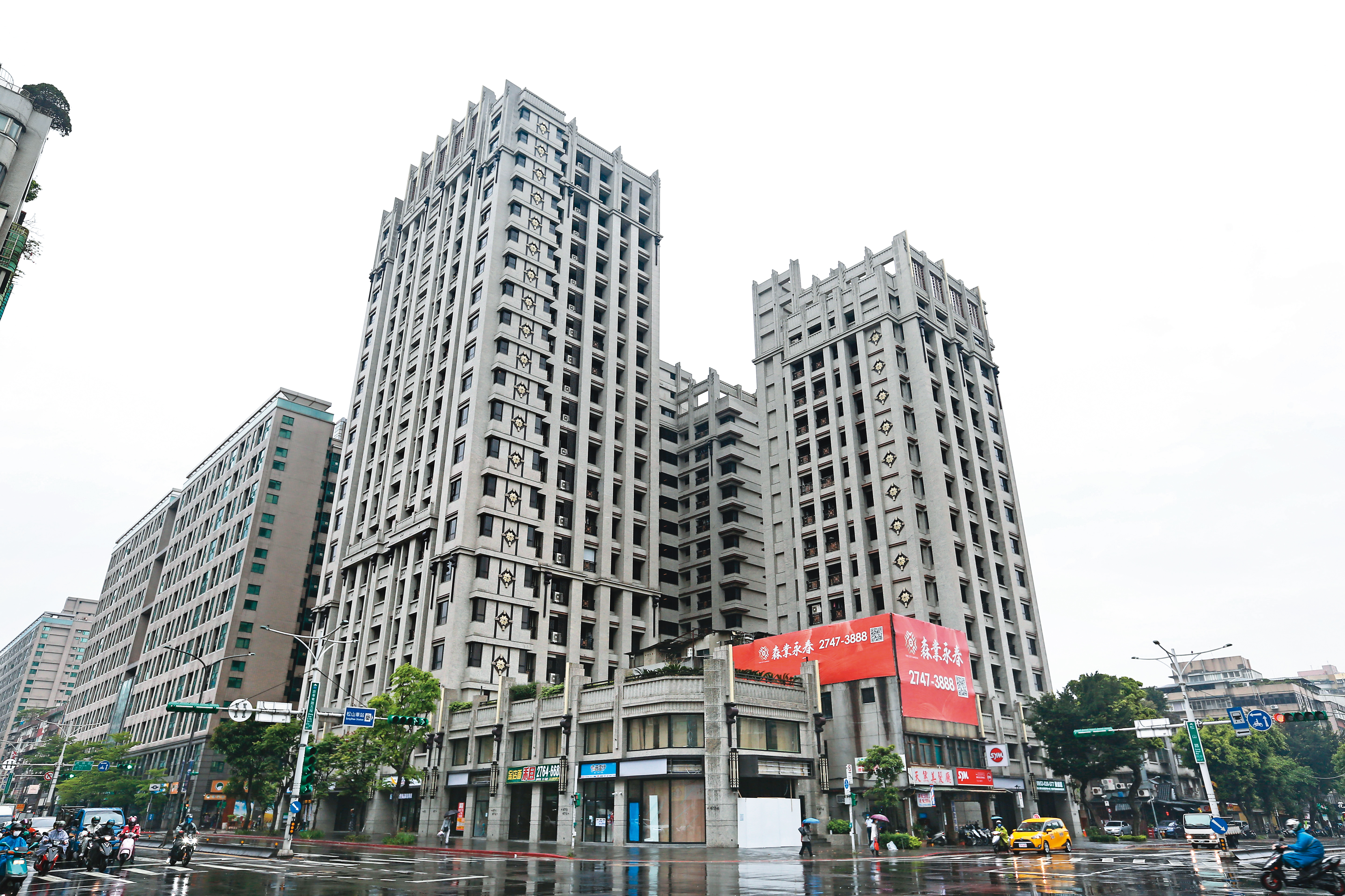 大樓外牆磚是冠軍的主力商品之一，北市信義區的知名建案森業永春，即使用冠軍產品。（董孟航攝）