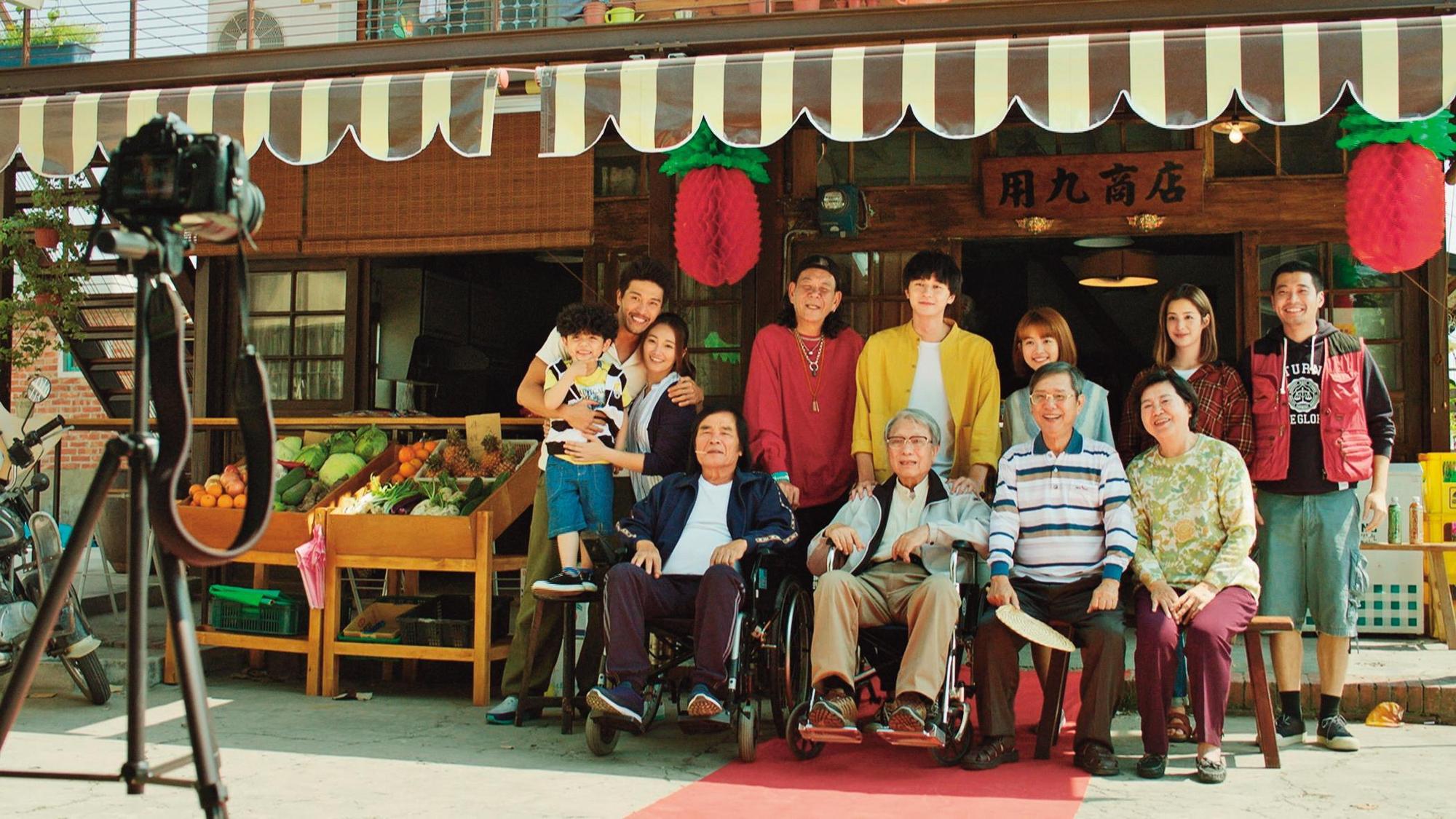 電視劇《用九柑仔店》改編自漫畫家阮光民的同名作品,集結不少大咖演員參與,展現濃烈在地人情味。(翻攝自三立官網)