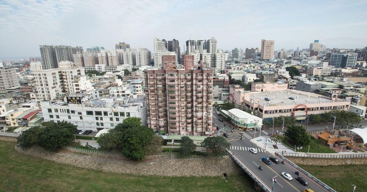 近一年全台各縣市行政區預售屋交易量排序中，第一名桃園龜山區4528件，連排名第十的竹北市也突破1000件，足見預售市場熱絡。