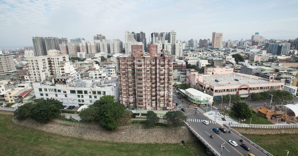 近一年全台各縣市行政區預售屋交易量排序中，第一名桃園龜山區4528件，連排名第十的竹北市也突破1000件，足見預售市場熱絡。