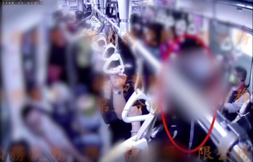 色狼在捷運上用背包當掩護摸女子屁股。(台北市捷運警察隊提供)
