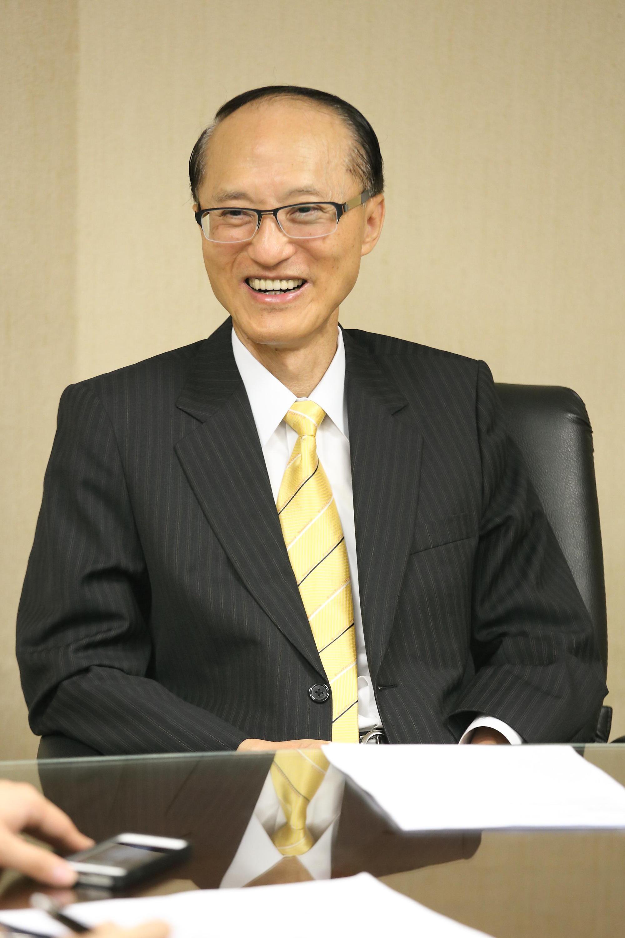 三十多年前成立永慶房屋力行「不賺差價、只收取固定服務費」的孫慶餘,吸引同業近悅遠來,陸續成立四個加盟品牌,從清流變主流。