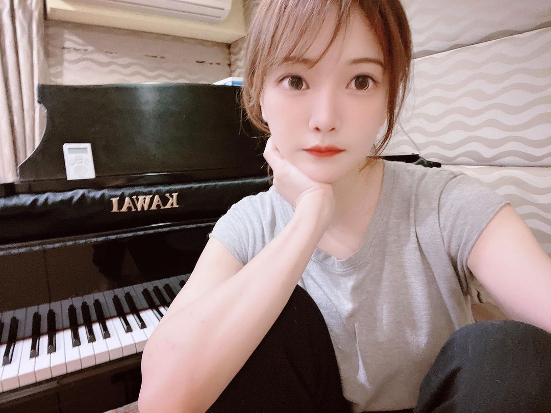 周荀昨天上傳一部滿滿流量密碼的彈鋼琴影片，瞬間已爆網友湧入觀看。（翻攝自周荀Denka IG）