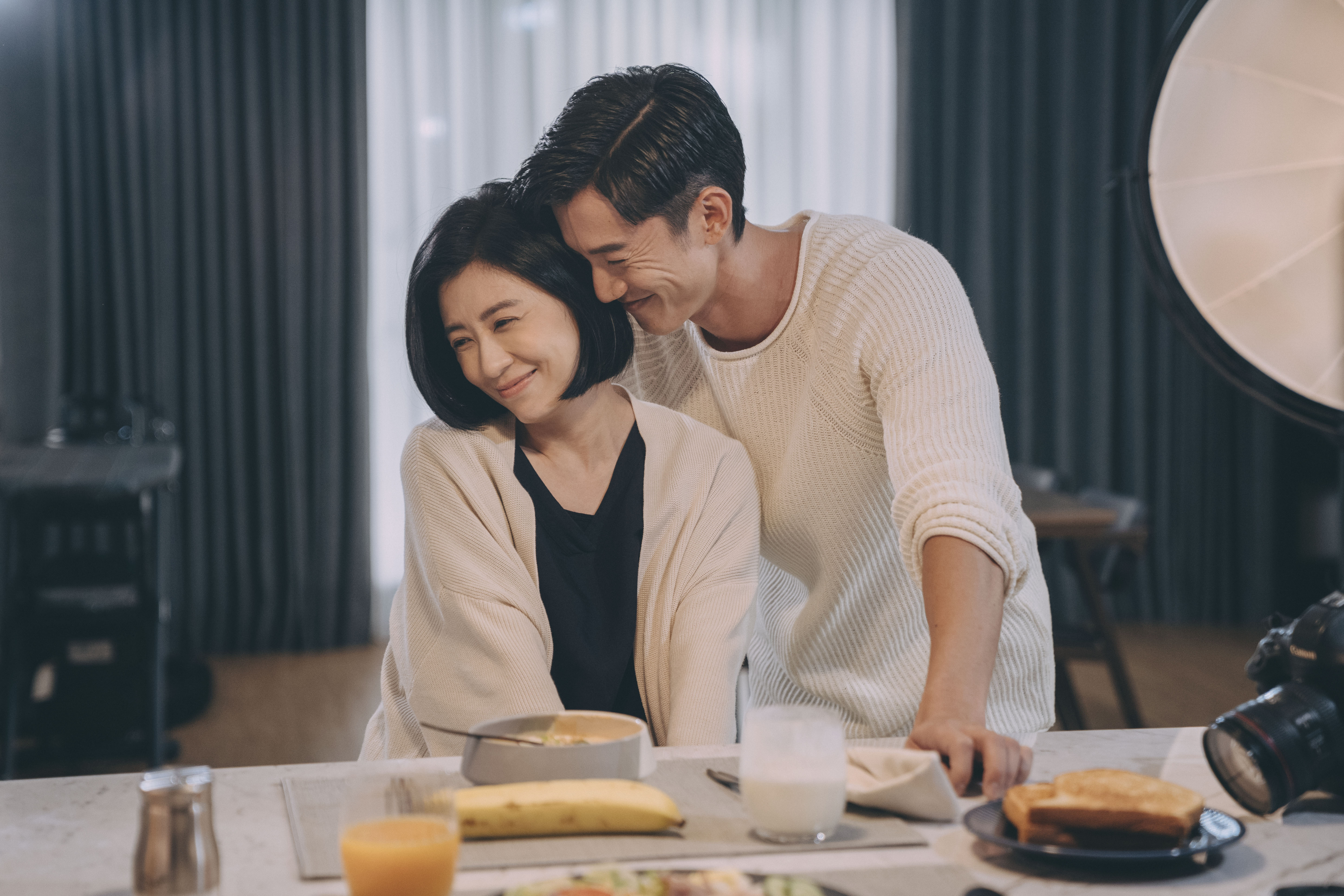 賈靜雯飾40未婚魚干女寫霸總系列言情小說 ，愛上自戀型學長吳慷仁。 （Netflix提供）