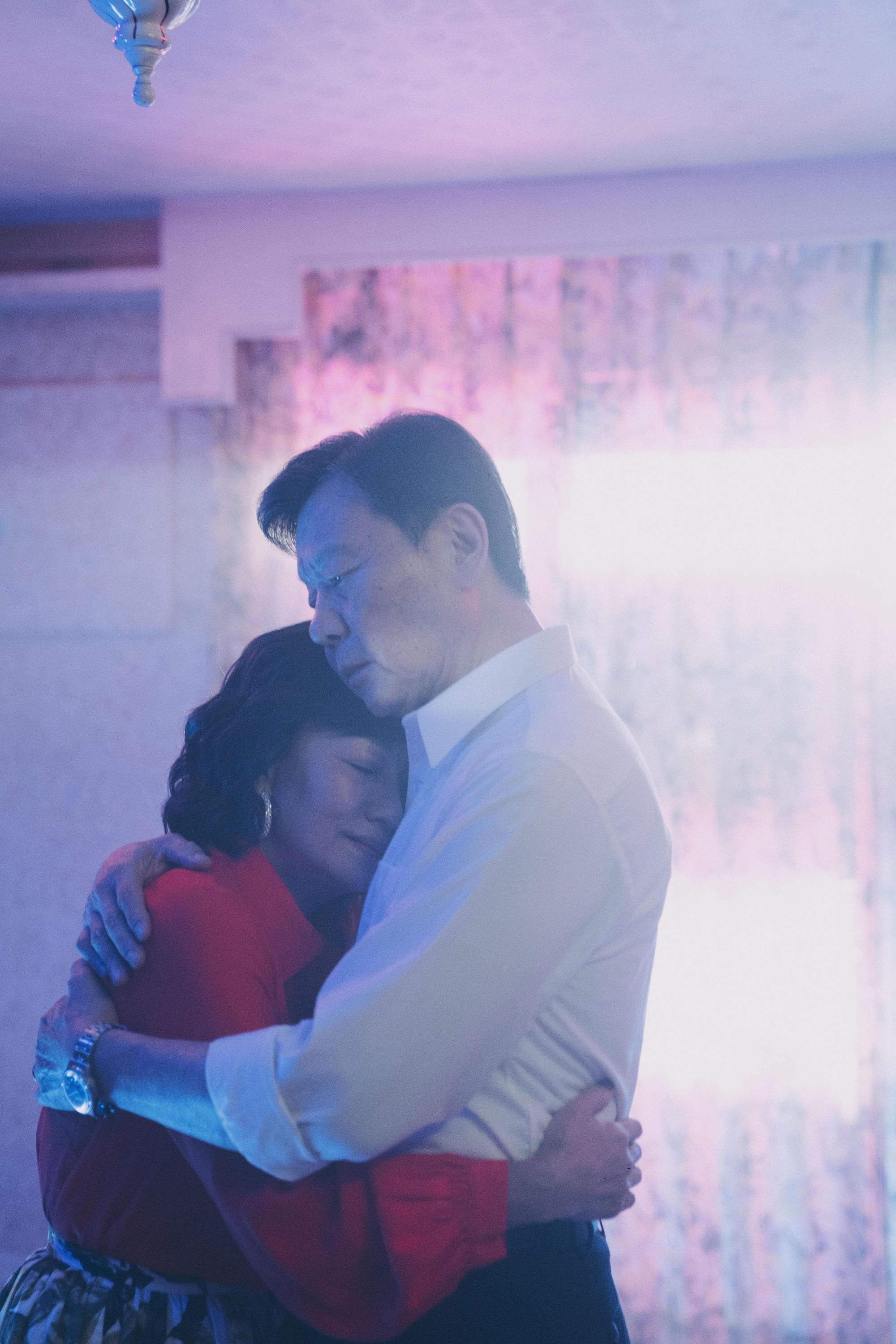 比莉與寇世勳飾演一對夫妻，譜出一段深刻暖心的戀情。（Netflix提供）
