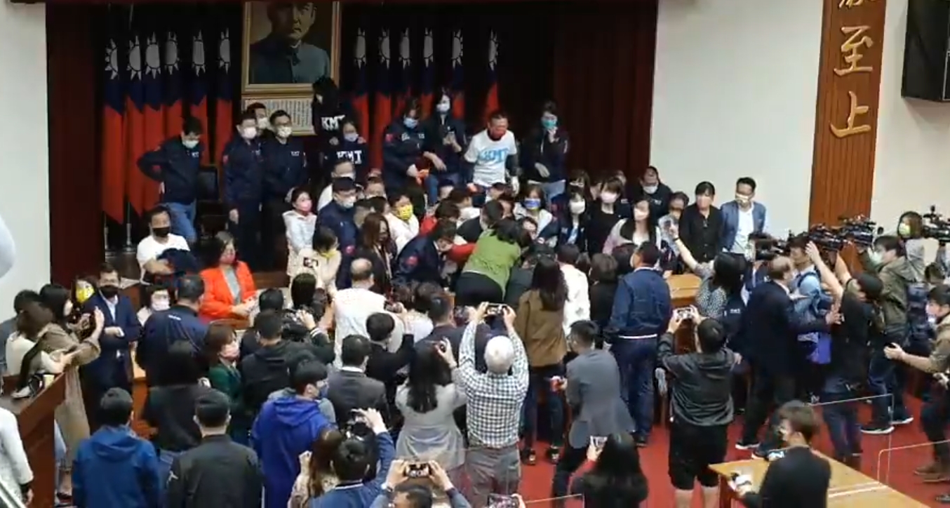 藍綠立委今為審查國務機要費除罪化之修法在會議室爆發衝突。（翻攝自國民黨立院黨團）