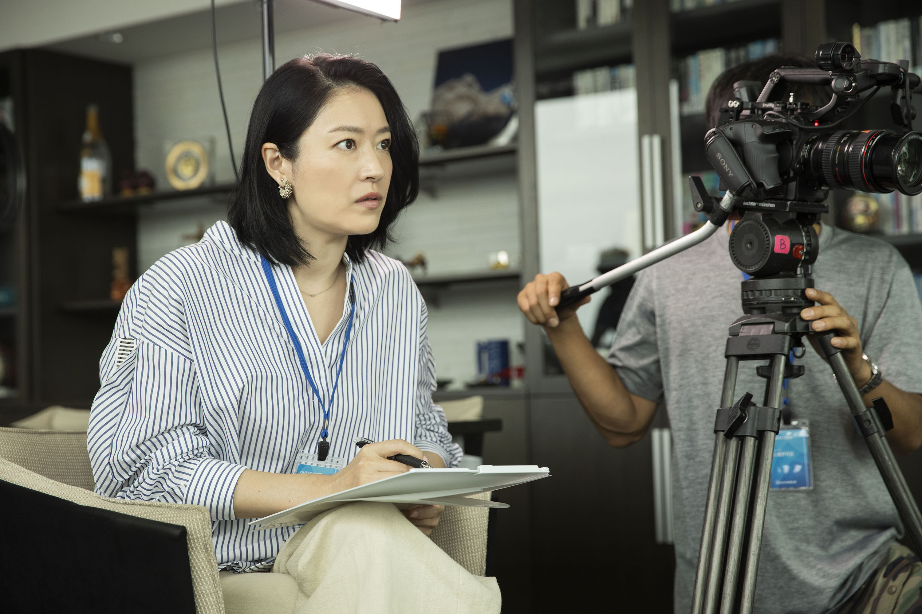 《一屍到底》女星主濱晴美客串《急急復雞雞》，飾演態度機車的採訪記者。（華映娛樂提供）