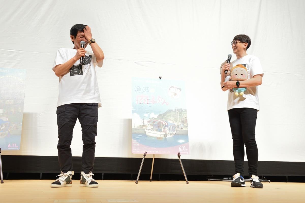 《漁港的肉子》監製明石家秋刀魚(左)和導演渡邊步上週末到宮城縣舉辦凱旋特映會。(翻攝自mynavi news)