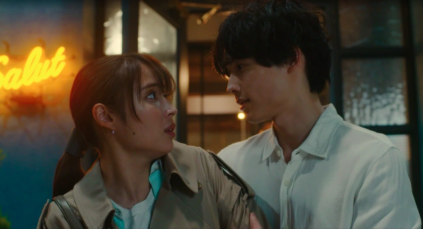 「SixTONES」松村北斗（右）和廣瀨愛麗絲相隔近10年再次同台演出連續劇《戀愛何必認真？》。（翻攝自myVideo）