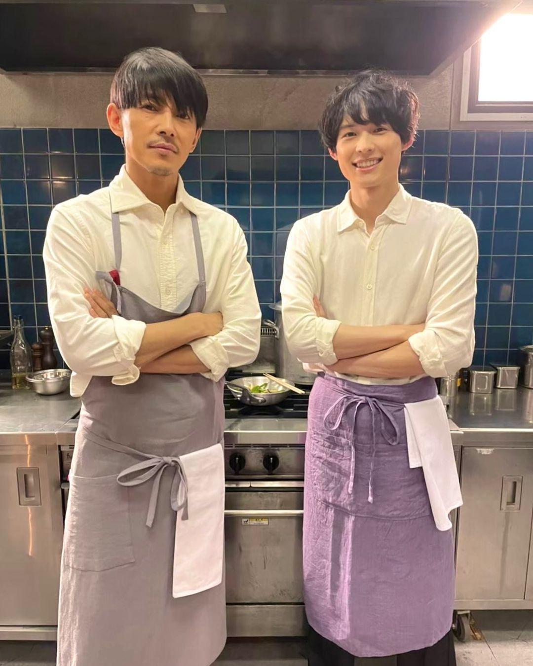 藤木直人(左)法國餐廳主廚,松村北斗則是他的徒弟兼外場服務生。(翻攝自《戀愛何必認真?》Twitter)