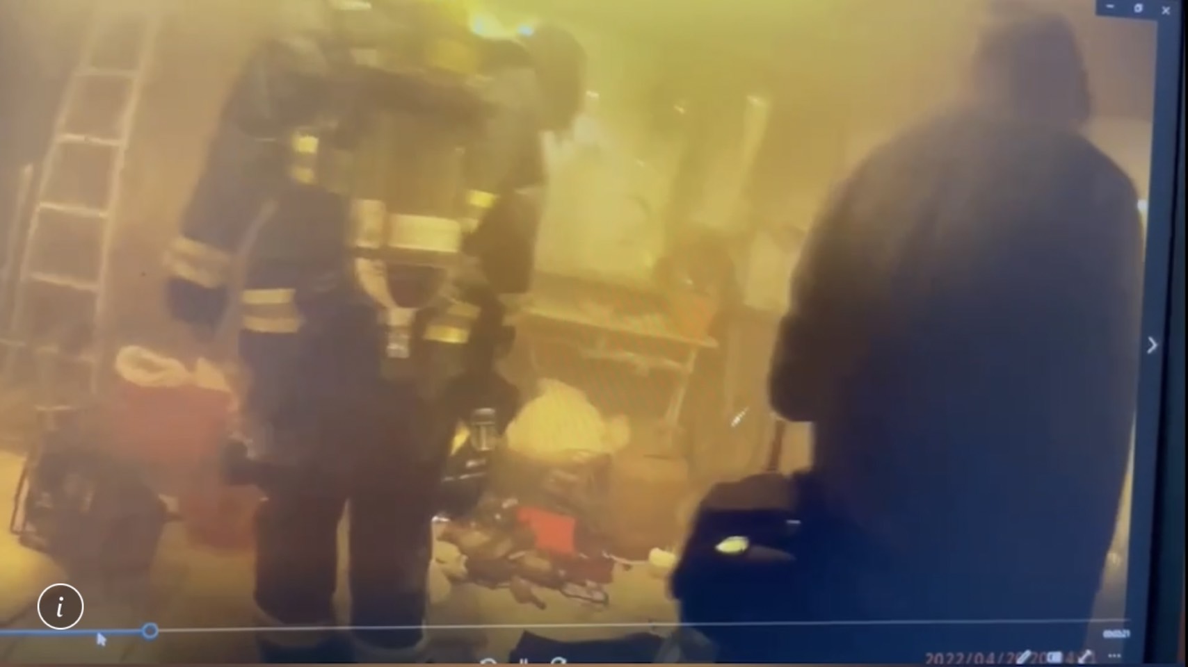 警消進入洪男住處，發現室內煙霧瀰漫。（翻攝畫面）