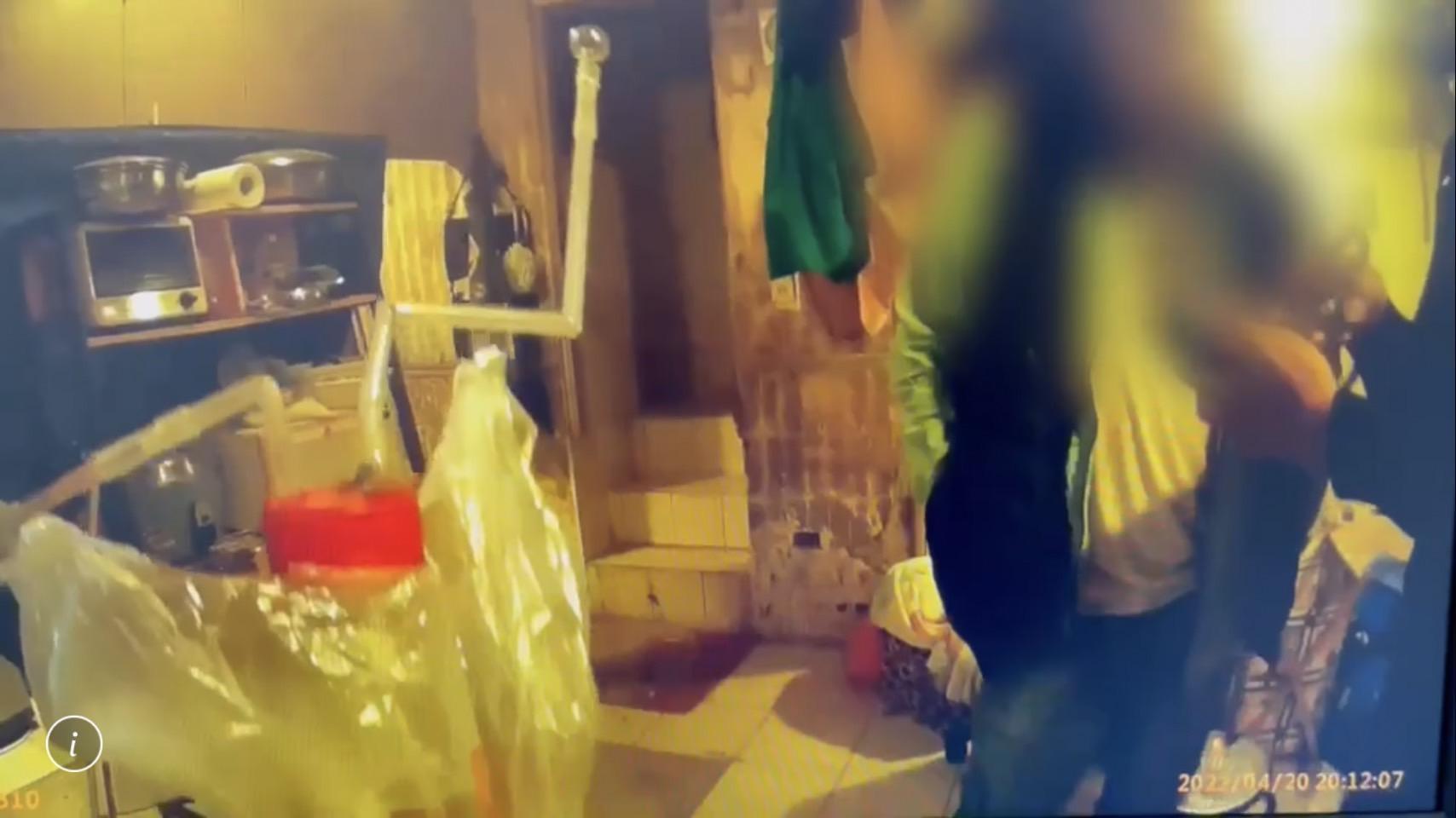 警方在洪男住處桌上查獲安非他命毒品及吸食器。(翻攝畫面)