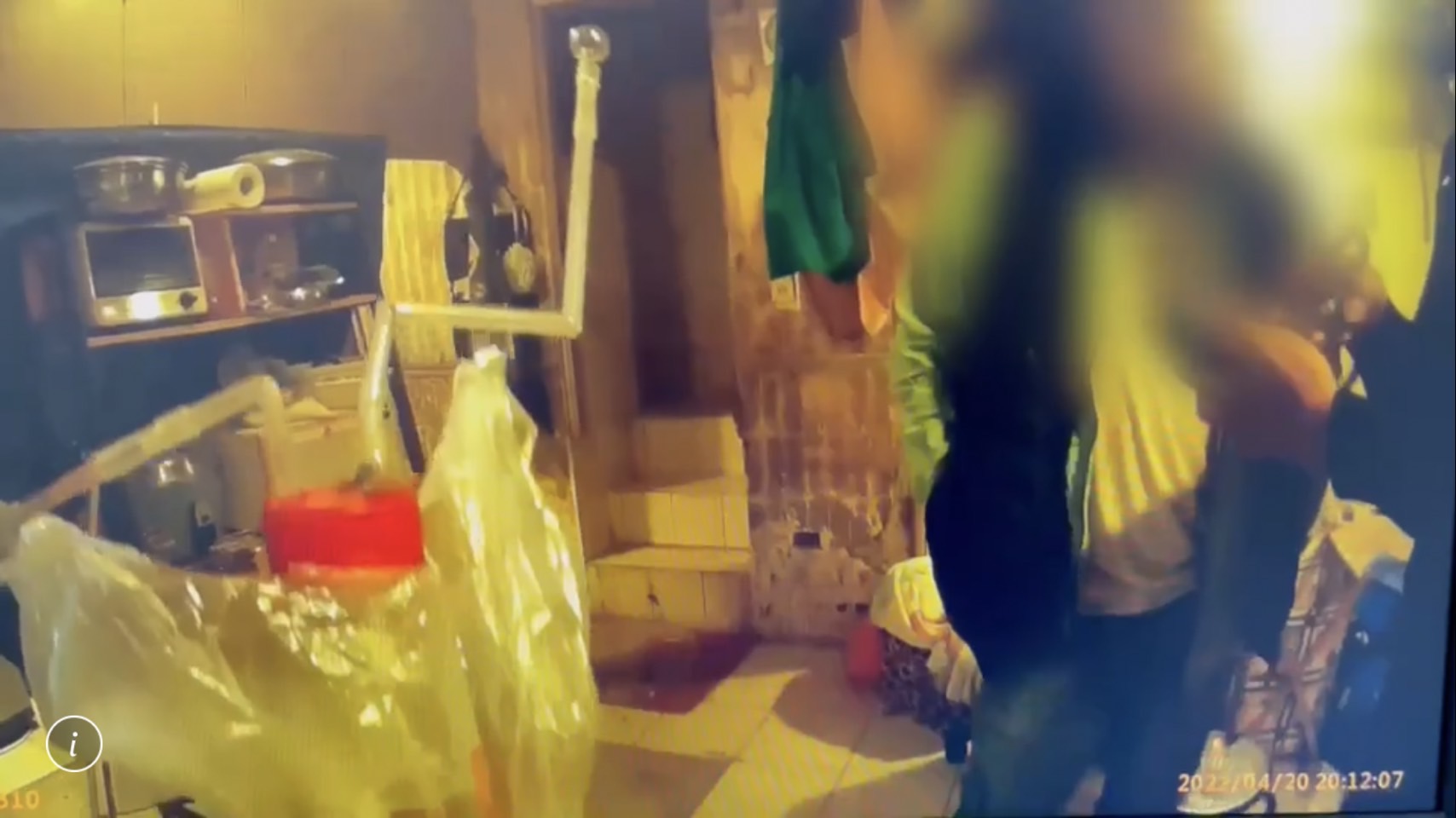 警方在洪男住處桌上查獲安非他命毒品及吸食器。(翻攝畫面)
