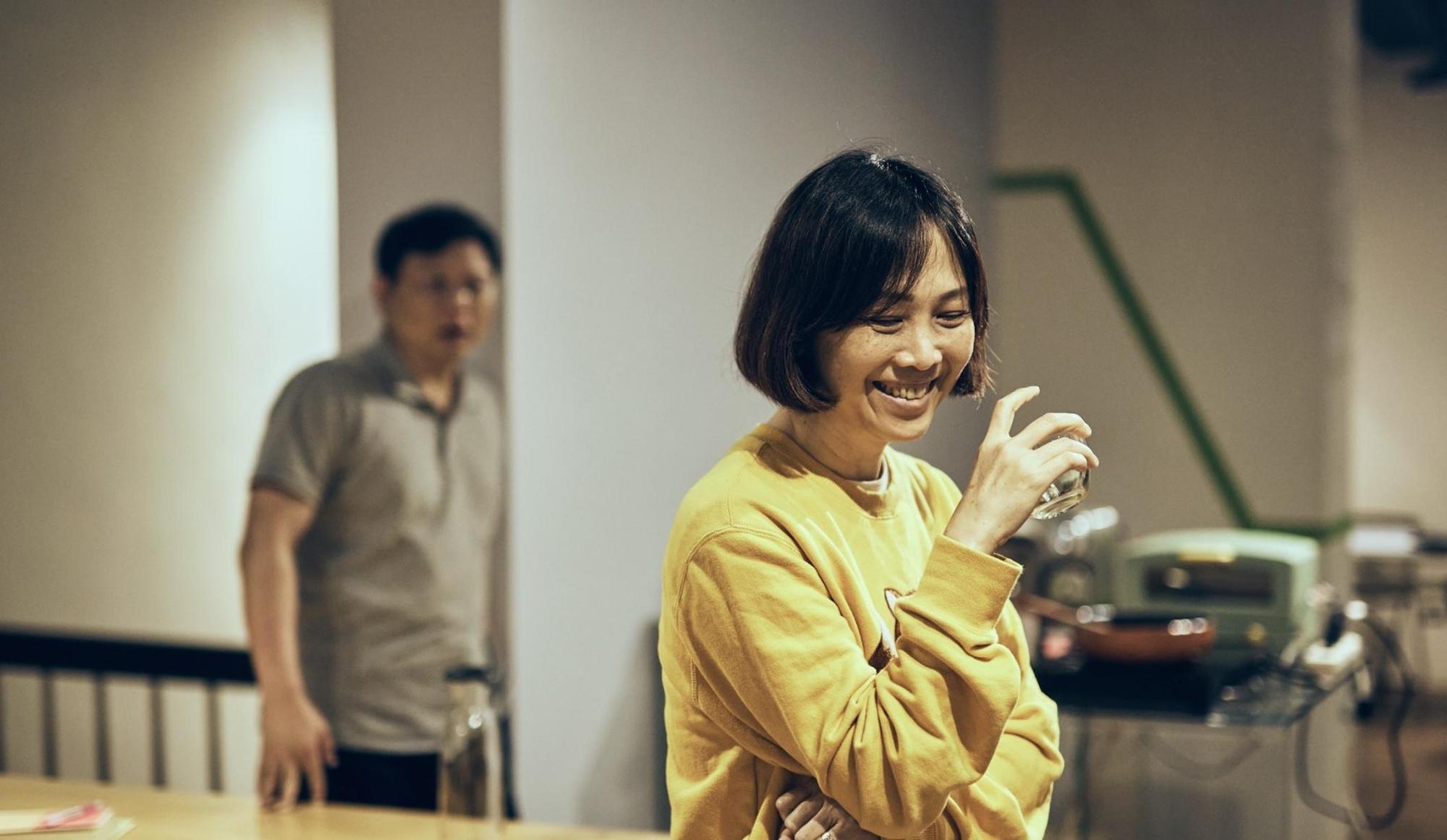 資深舞台劇演員杜思慧（右）與吳世偉在舞台劇《婚內失戀》飾演夫妻。（巨宸製作提供）
