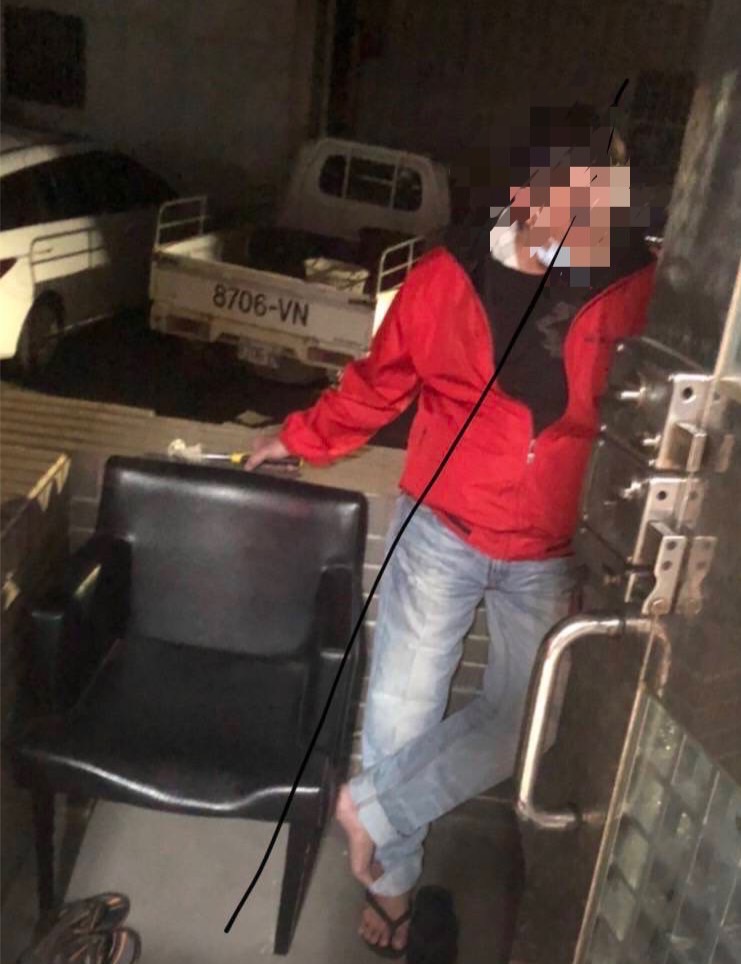 周男持鐵鎚至被害人家中逼債、砸屋。（翻攝畫面）