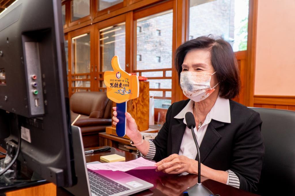 宜蘭縣長林姿妙以視訊連線主持拍賣。(宜蘭縣政府提供)
