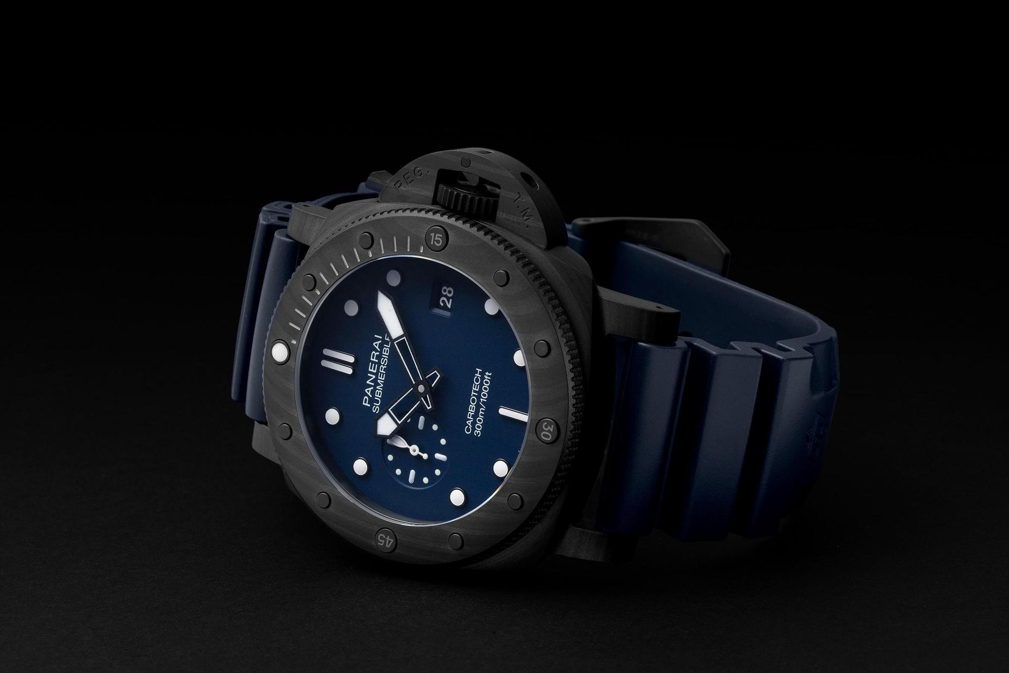 Submersible QuarantaQuattro Carbotech™ Blu Abisso PAM01232,建議售價NT$540,000。