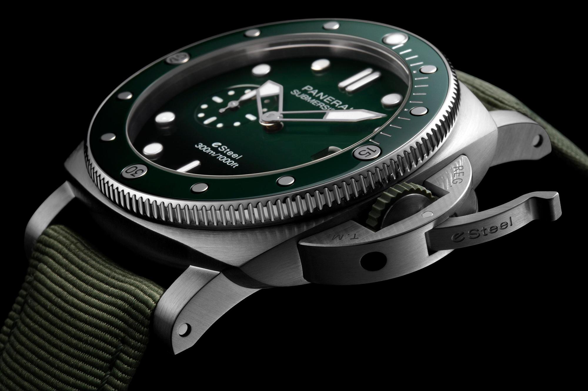 Submersible QuarantaQuattro eSteel™ Verde Smeraldo PAM01287,建議售價NT$341,000。