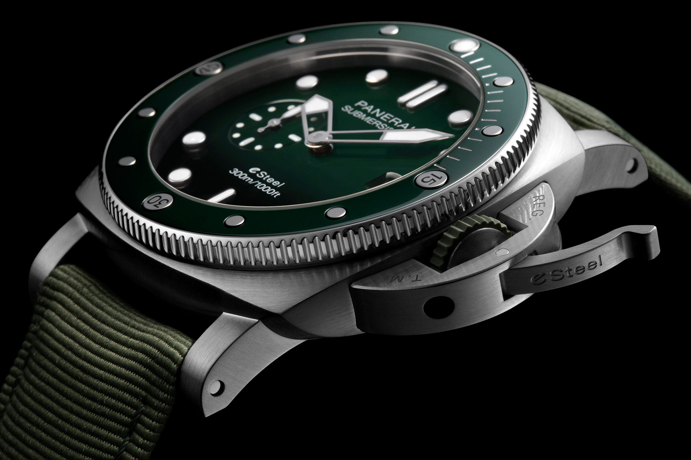Submersible QuarantaQuattro eSteel™ Verde Smeraldo PAM01287，建議售價NT$341,000。
