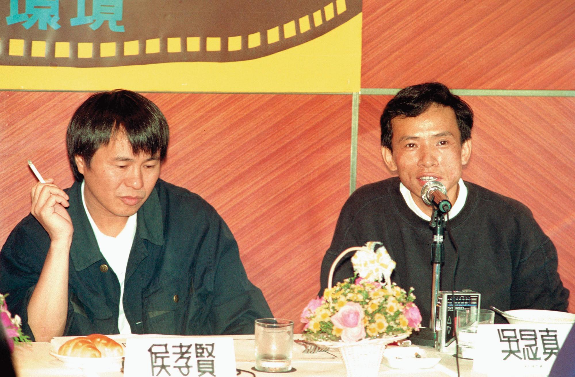 1989年吳念真與侯孝賢為電影《悲情城市》進行座談。(中央社)