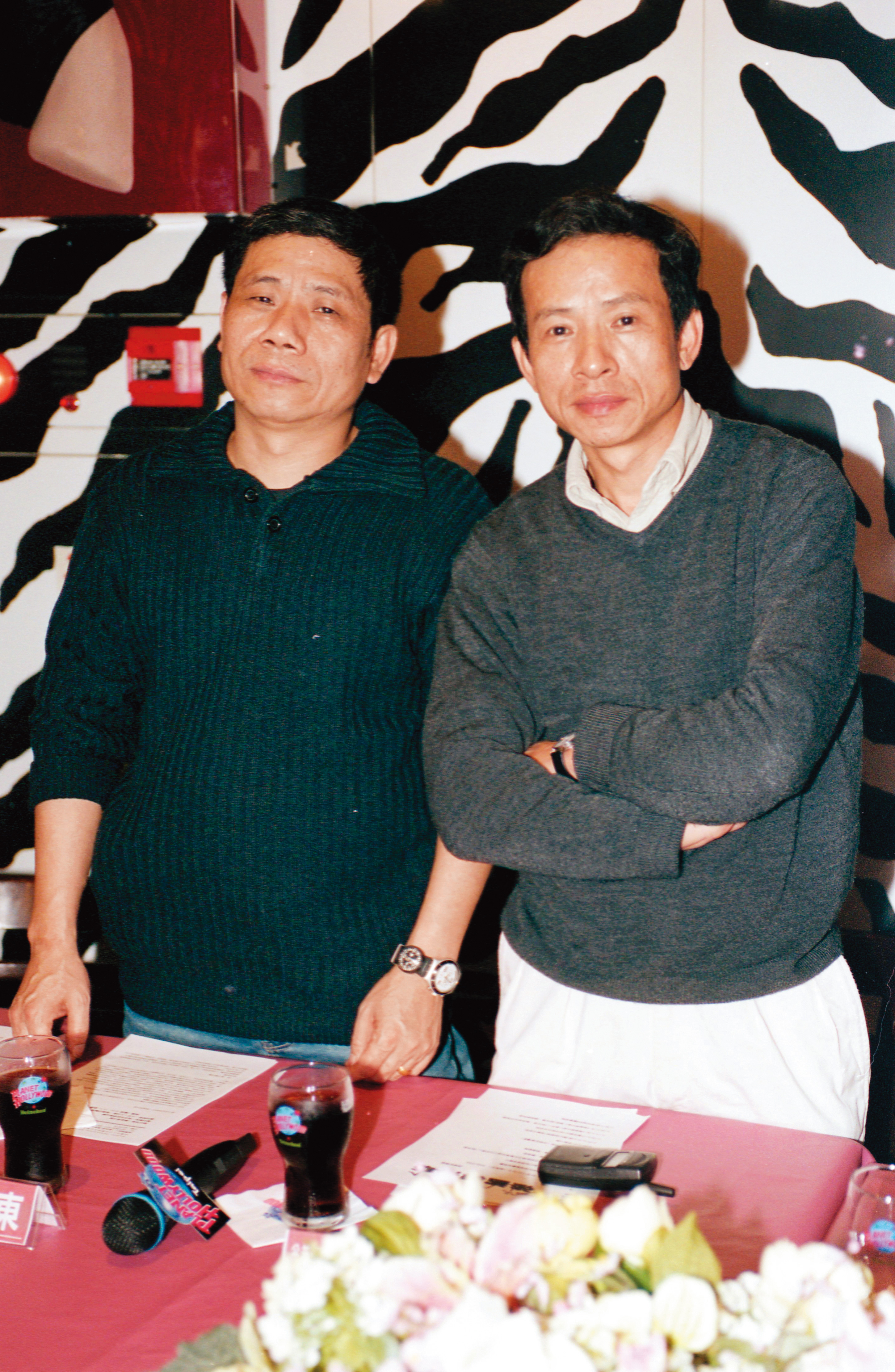 A photo of Wu Nien-jen（right） and his eldest younger brother Lian Bi-dong（(連碧東）（left）. （From udndata）