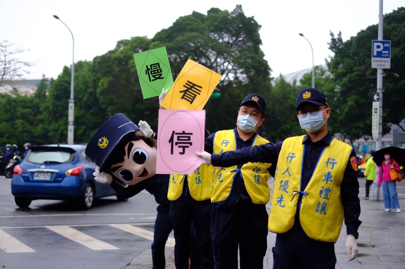 松山警分局派出員警宣導路口安全。（松山分局提供）