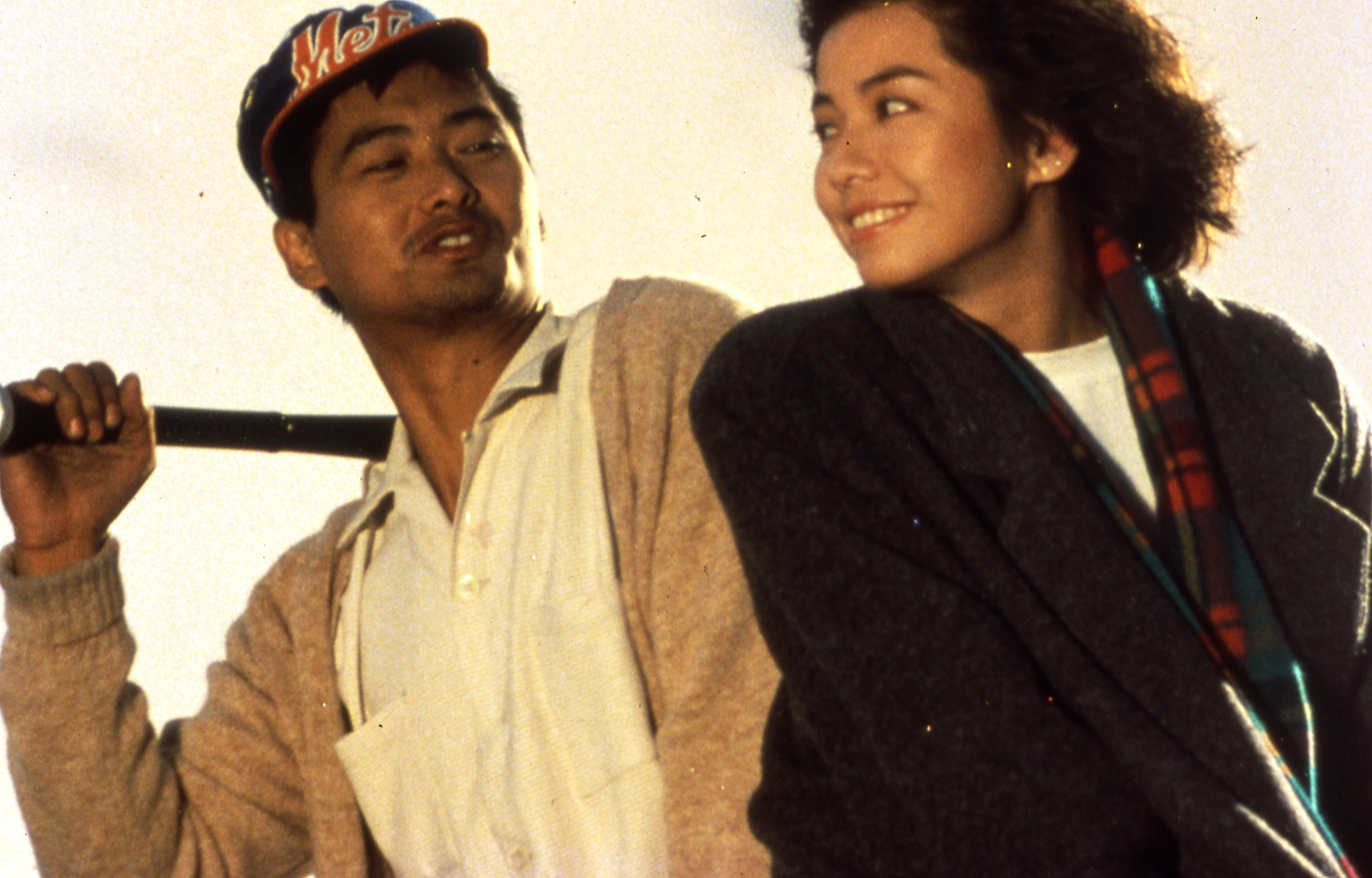 《秋天的童話》當年在台灣上映時改名《流氓大亨》，周潤發與鍾楚紅「老粗與大學生」CP感滿滿，成為一代經典。（甲上）