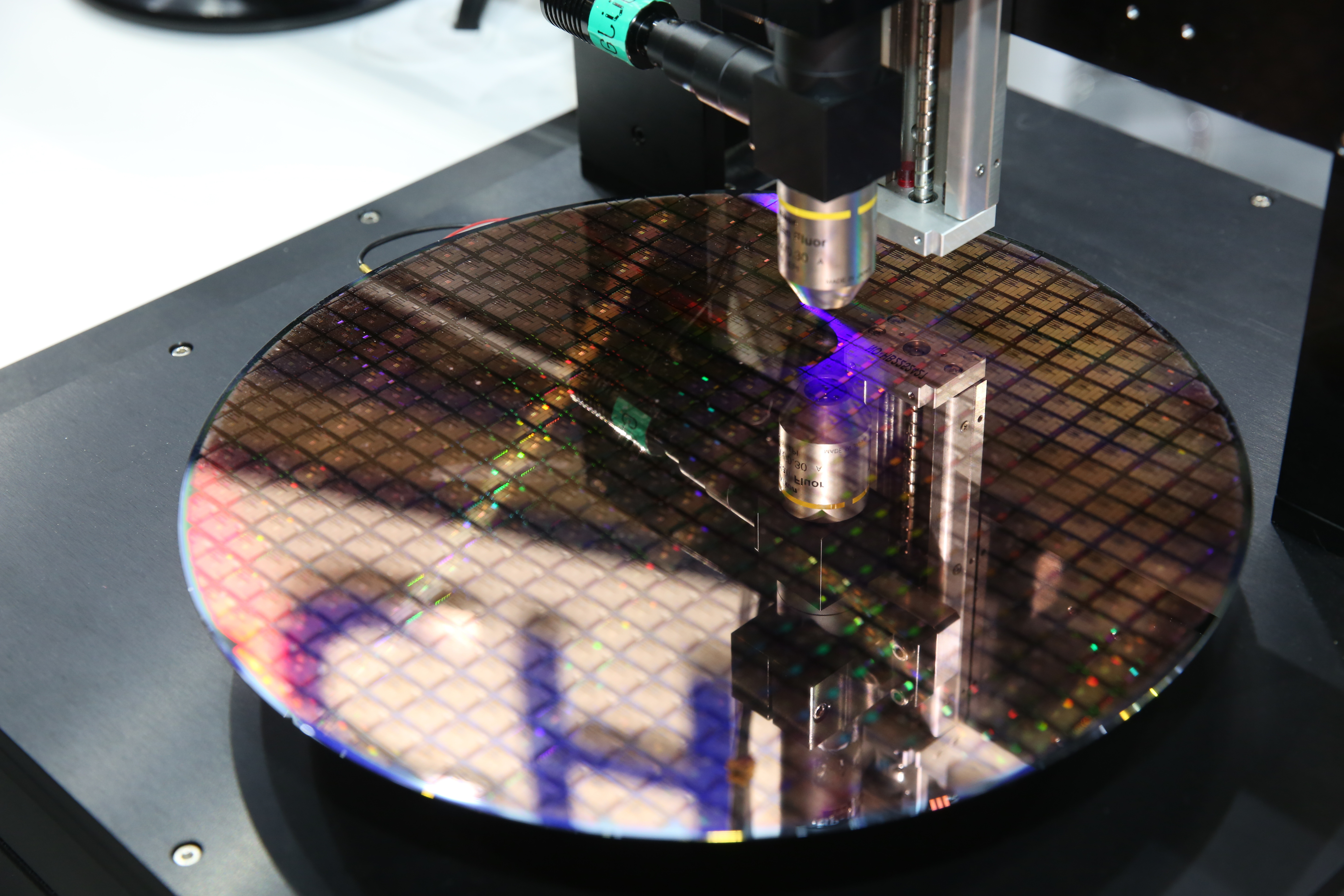 半導體上游如聯電、世界、力積電等，股價已來到相對低檔。