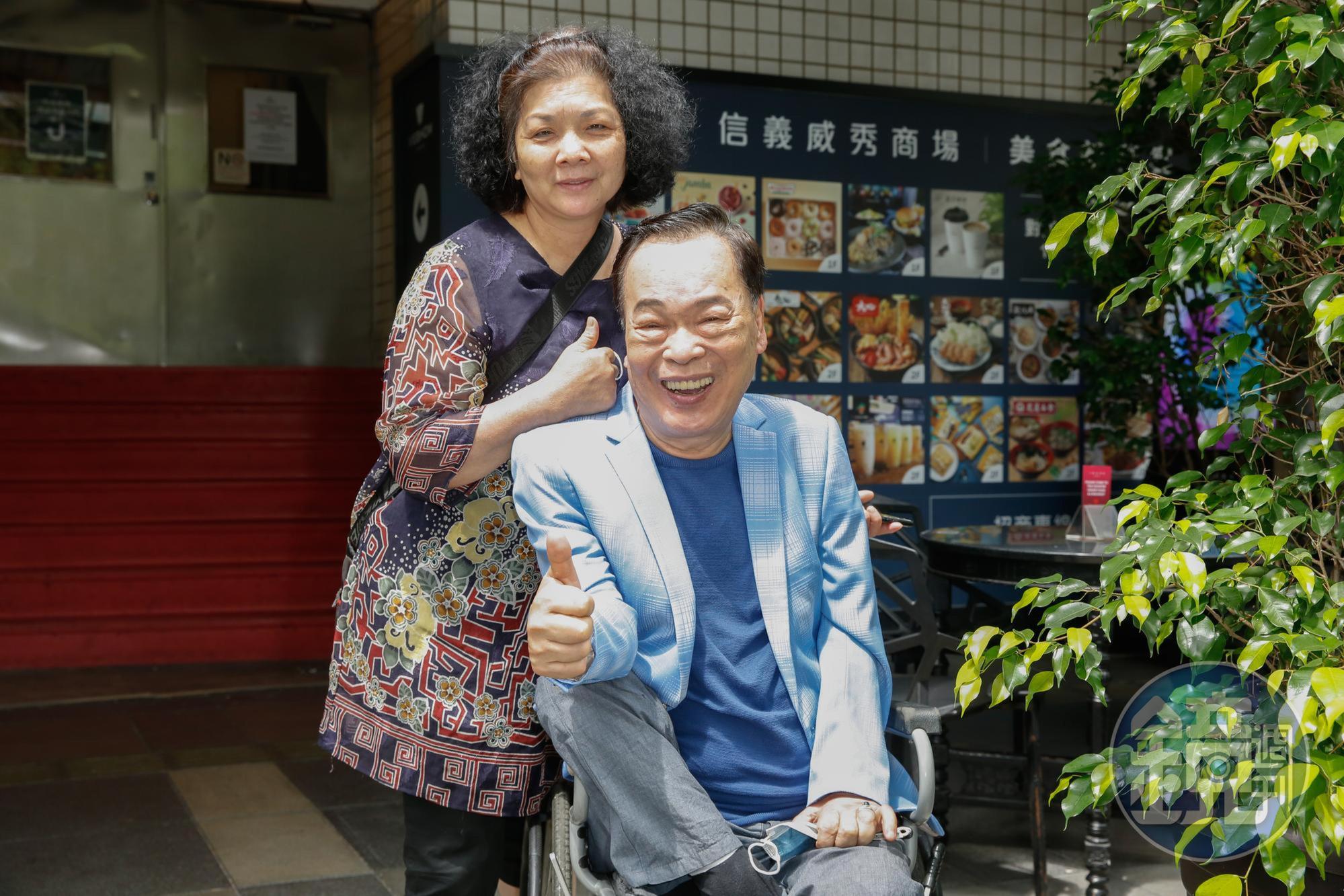 阿吉仔近期鮮少露面,後方位老婆。