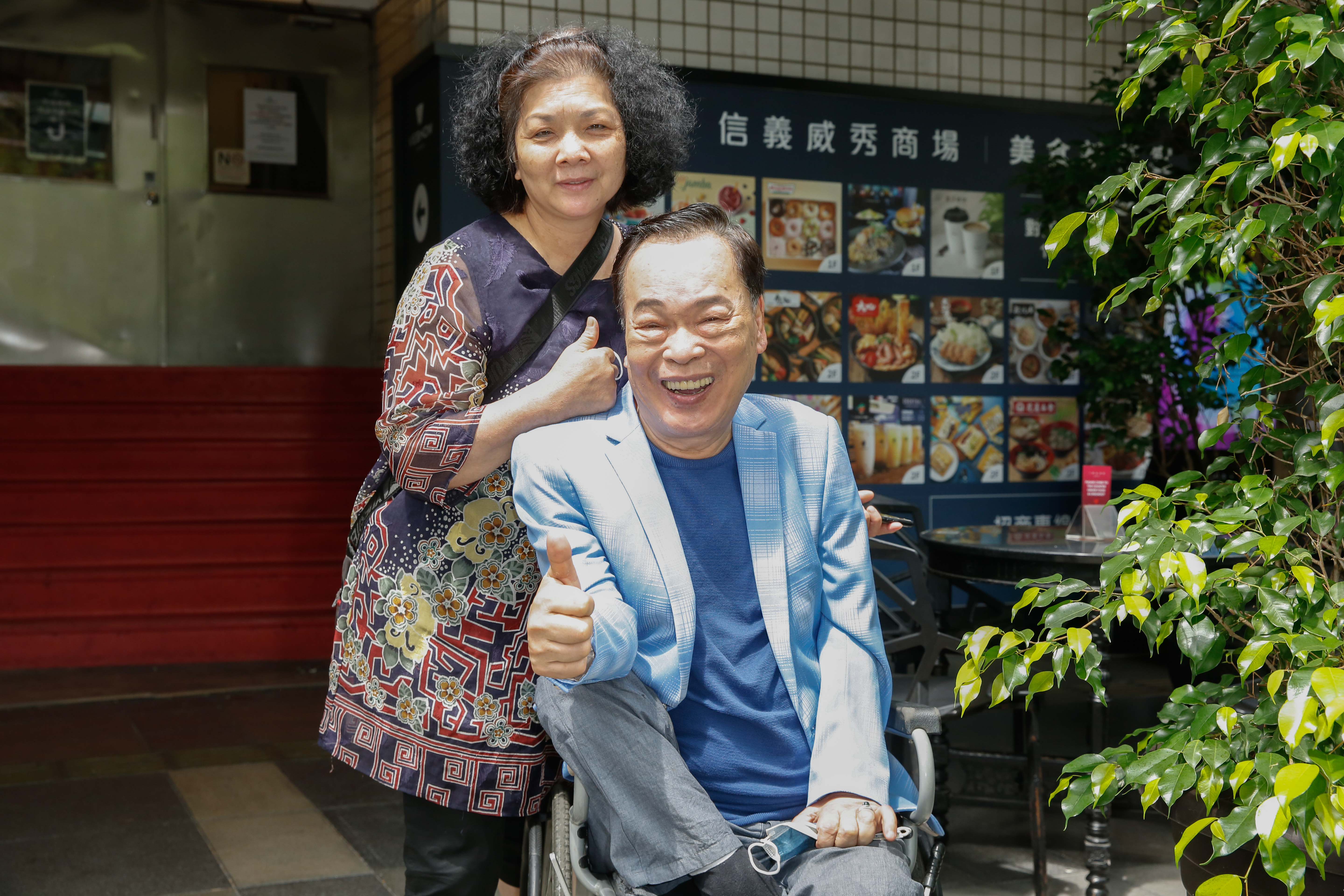 阿吉仔近期鮮少露面，後方位老婆。