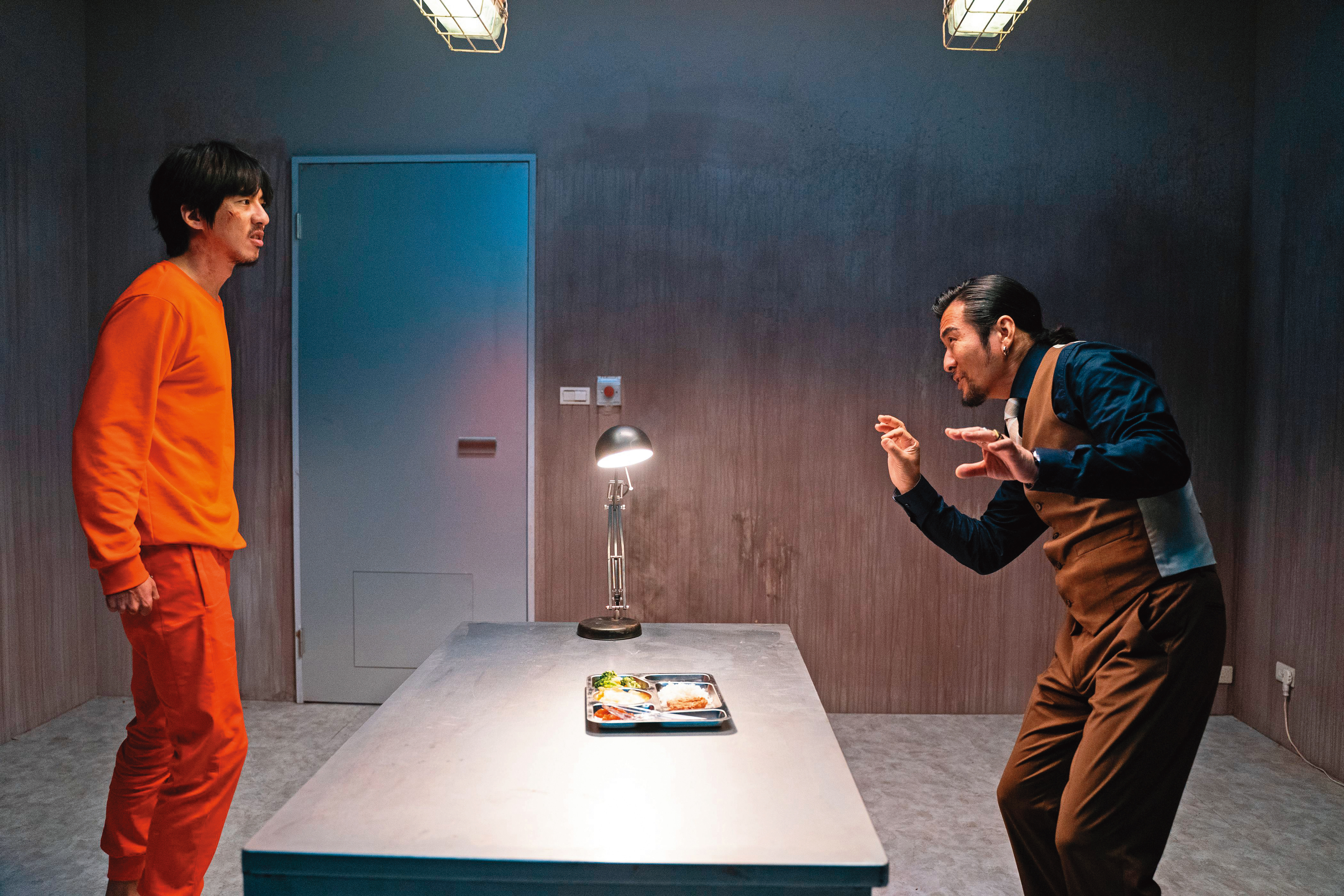 傅孟柏（左）飾演厭世保險員阿良，在網路上拍賣自己的性命，引出各路人馬如孫興（右）爭相出價。（威視電影提供）