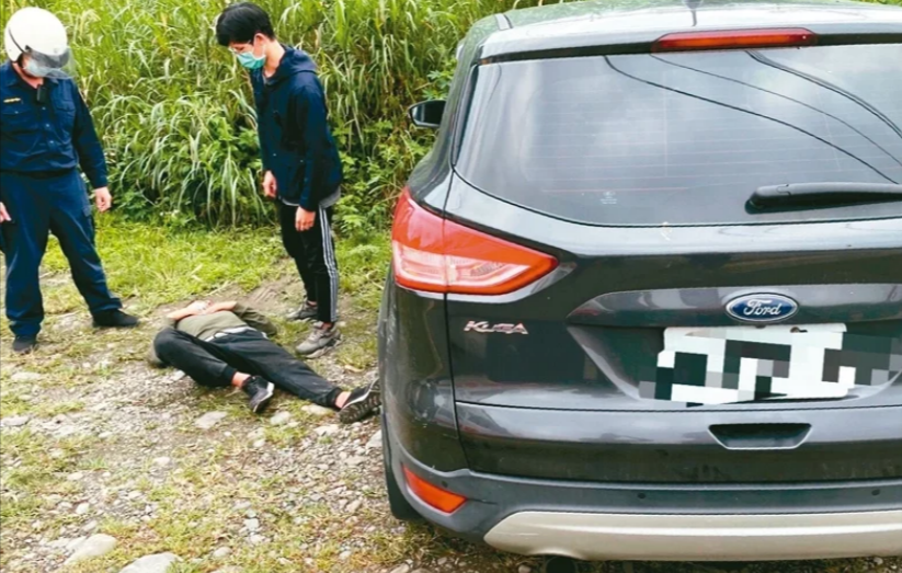 警方循線在新店山區找到涉嫌行凶的陸軍航空特戰指揮部29歲吳姓士官，爛醉如泥倒在地上。