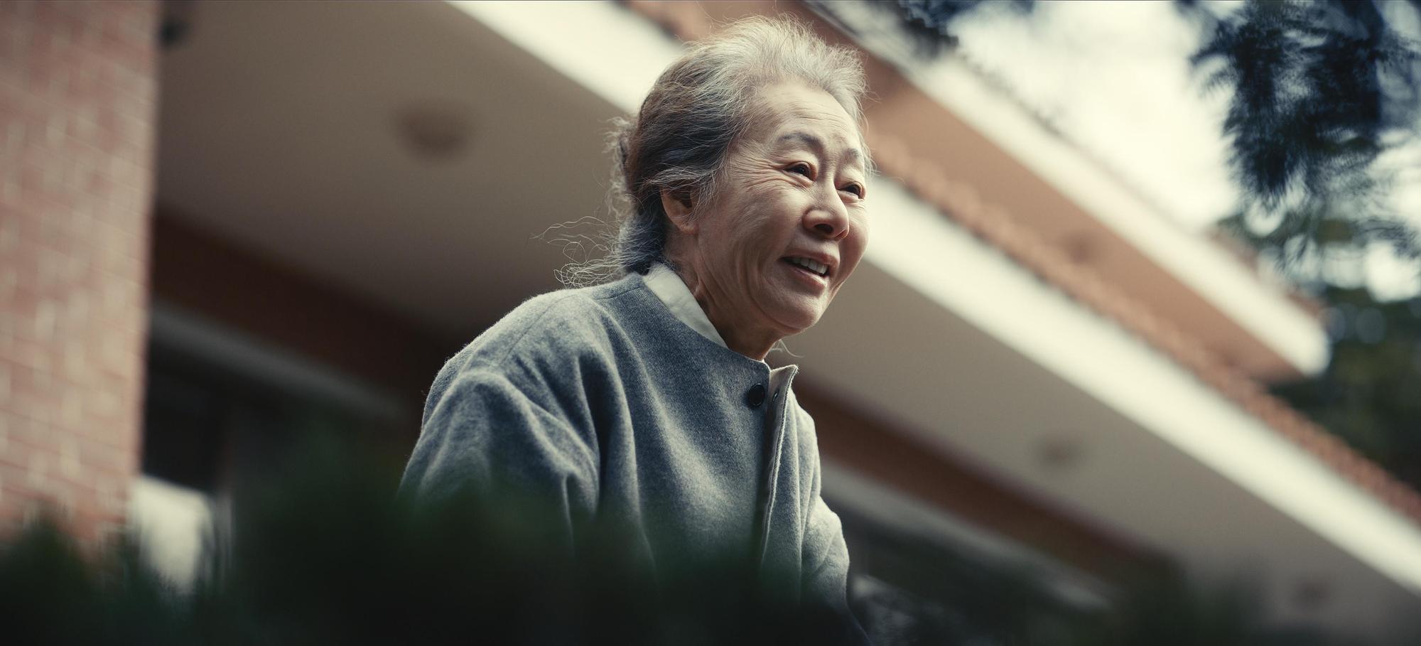 尹汝貞在《柏青哥》飾演老年的善慈,獨自將兒子扶養成人。(Apple TV+提供)