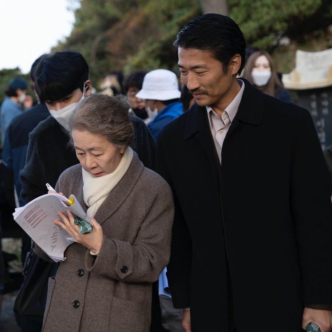 尹汝貞(左)與朴昭熙在劇中飾演母子,尹汝貞在拍攝現場一有空檔就細讀劇本。(翻攝自Apple TV Instagram)