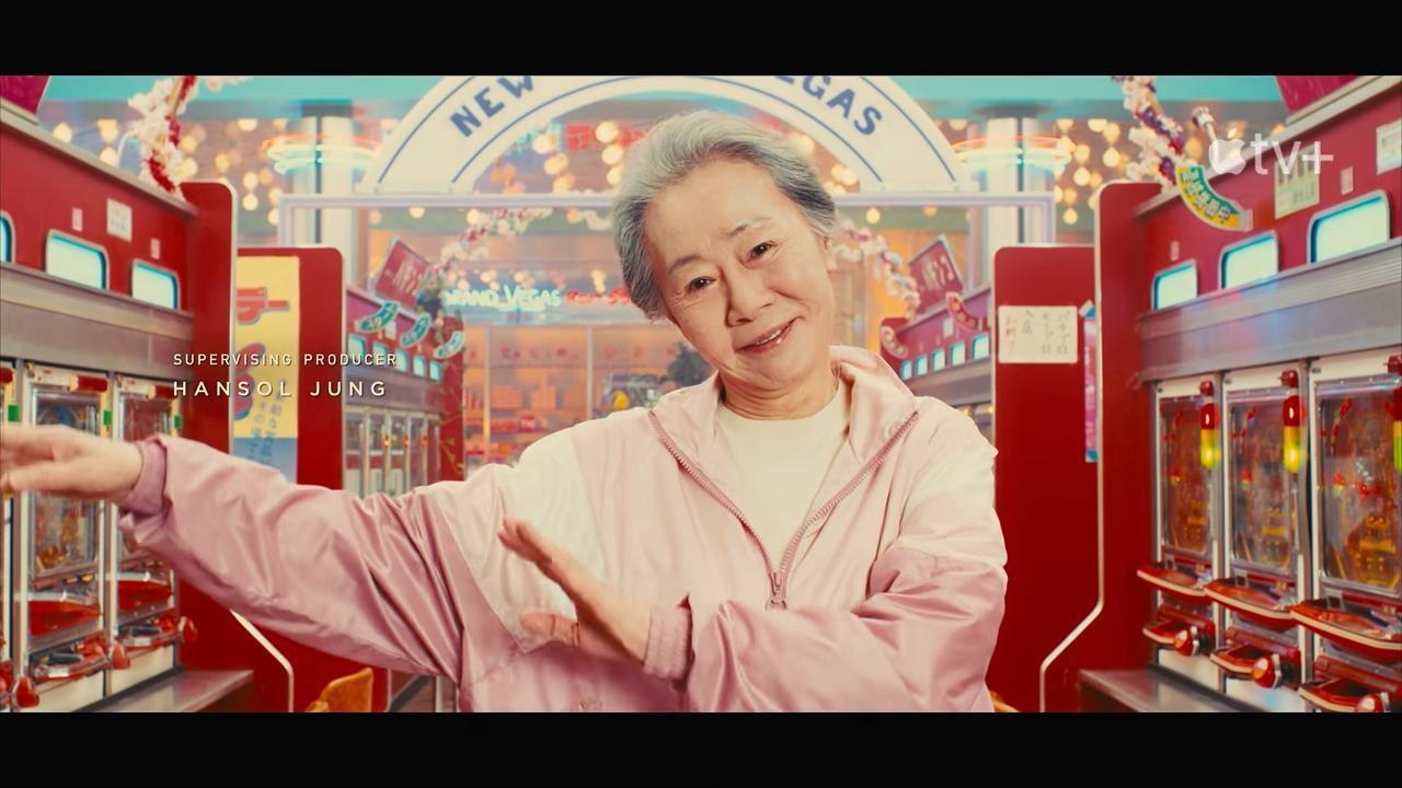 尹汝貞在《柏青哥》中飾演74歲的善慈,服裝團隊參考日本演員樹木希林的時尚風格來替她打造劇中服裝。(翻攝畫面)