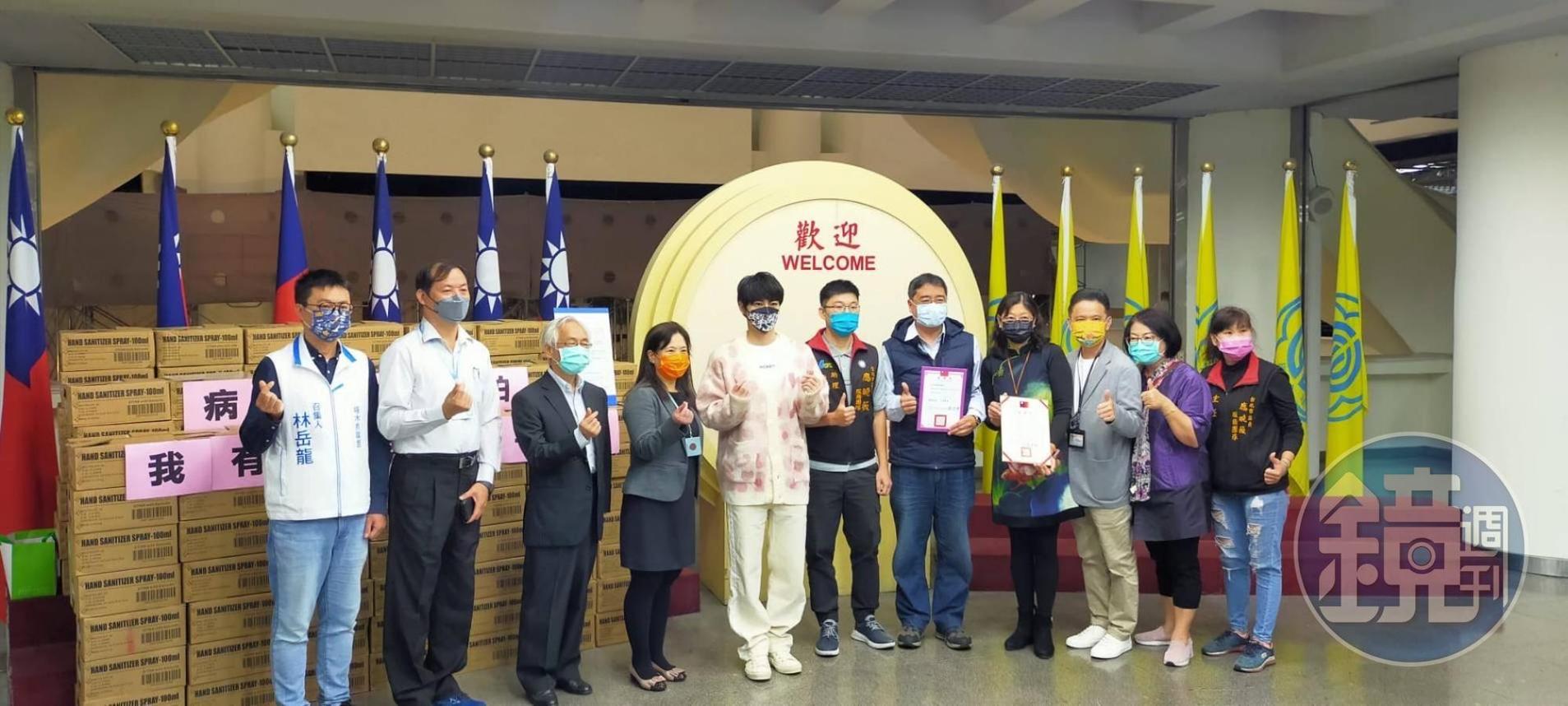 台北市議員應曉薇團隊邀請歌手古曜威（左5），與啄木鳥聯盟召集人林岳龍（左1）一同捐贈萬瓶酒精給中正區的國小學童。（讀者提供）