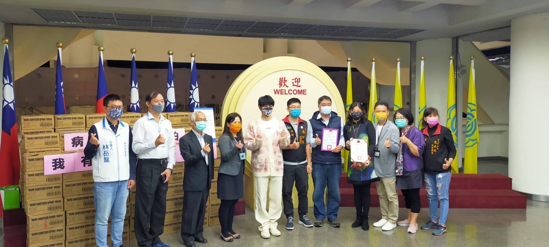 台北市議員應曉薇團隊邀請歌手古曜威（左5），與啄木鳥聯盟召集人林岳龍（左1）一同捐贈萬瓶酒精給中正區的國小學童。（讀者提供）